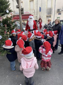 ÉCOLE LE DEVOIR : DÉCORATION DES SAPINS DE NOËL DE LA PLACE DAMICHEL AVEC LES ÉLÈVES DE MATERNELLE - Ensemble St Charles