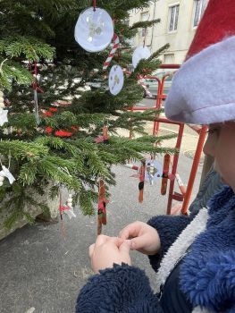 ÉCOLE LE DEVOIR : DÉCORATION DES SAPINS DE NOËL DE LA PLACE DAMICHEL AVEC LES ÉLÈVES DE MATERNELLE - Ensemble St Charles