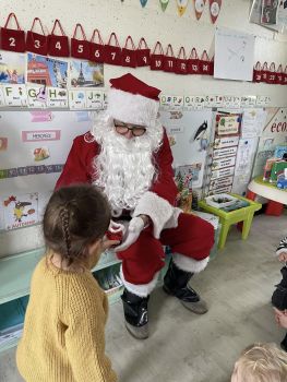 ÉCOLE LE DEVOIR : DÉCORATION DES SAPINS DE NOËL DE LA PLACE DAMICHEL AVEC LES ÉLÈVES DE MATERNELLE - Ensemble St Charles