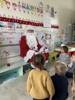 ÉCOLE LE DEVOIR : DÉCORATION DES SAPINS DE NOËL DE LA PLACE DAMICHEL AVEC LES ÉLÈVES DE MATERNELLE - Ensemble St Charles