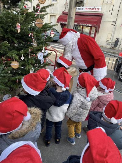 ÉCOLE LE DEVOIR : DÉCORATION DES SAPINS DE NOËL DE LA PLACE DAMICHEL AVEC LES ÉLÈVES DE MATERNELLE - Ensemble St Charles